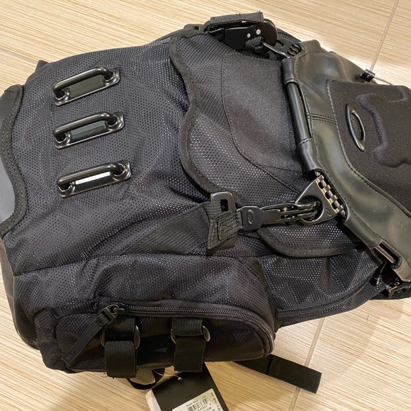 🆕 Oakley Bathroom Sink Backpack Y2K - Picture 6 of 16